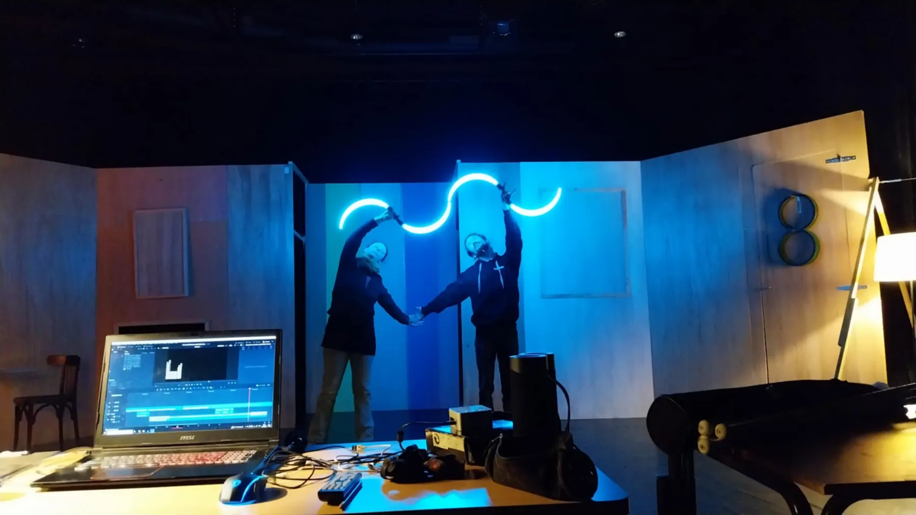 Répétition en atelier du spectacle lumineux, décor éclairé au néon bleu